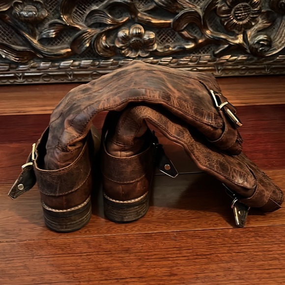 Knee high brown leather boots with gold hardware - Picture 4 of 6